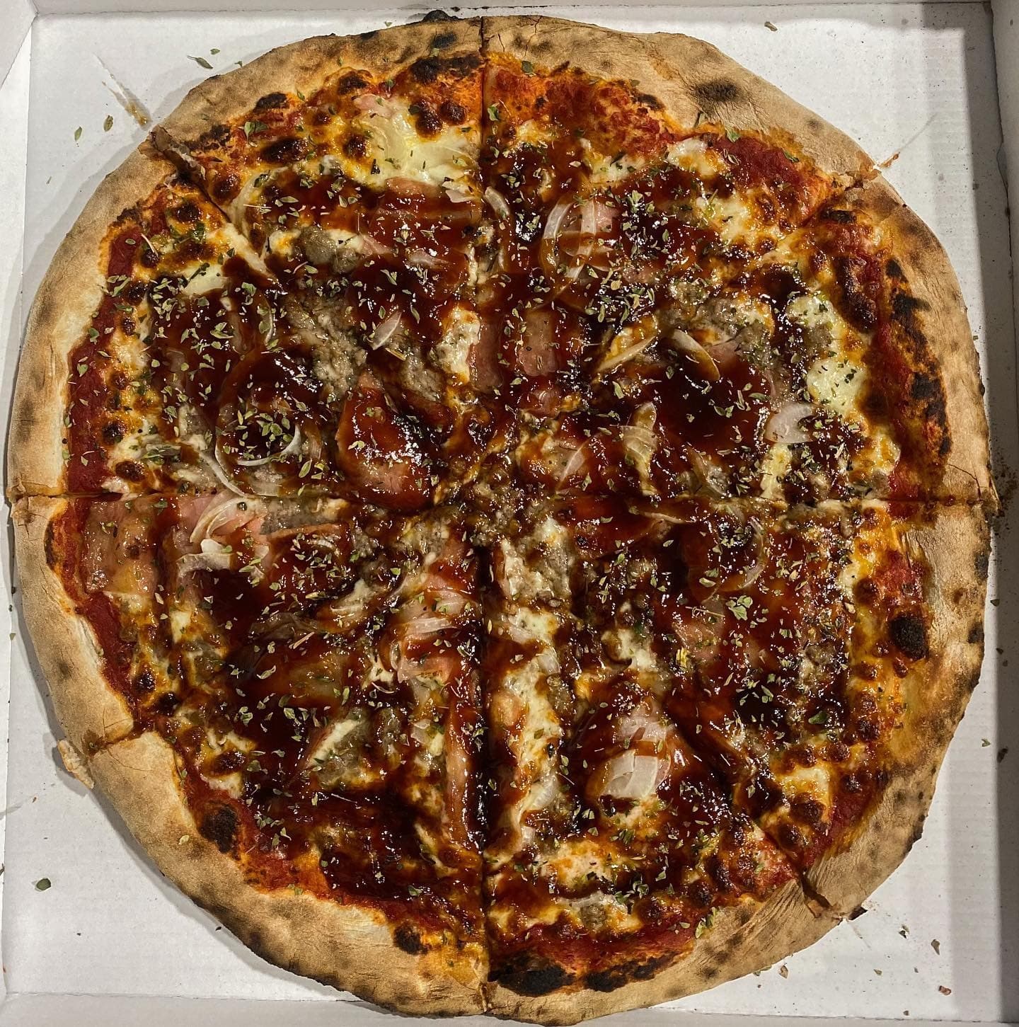 Pizza de Pizzería Óscar recién horneada