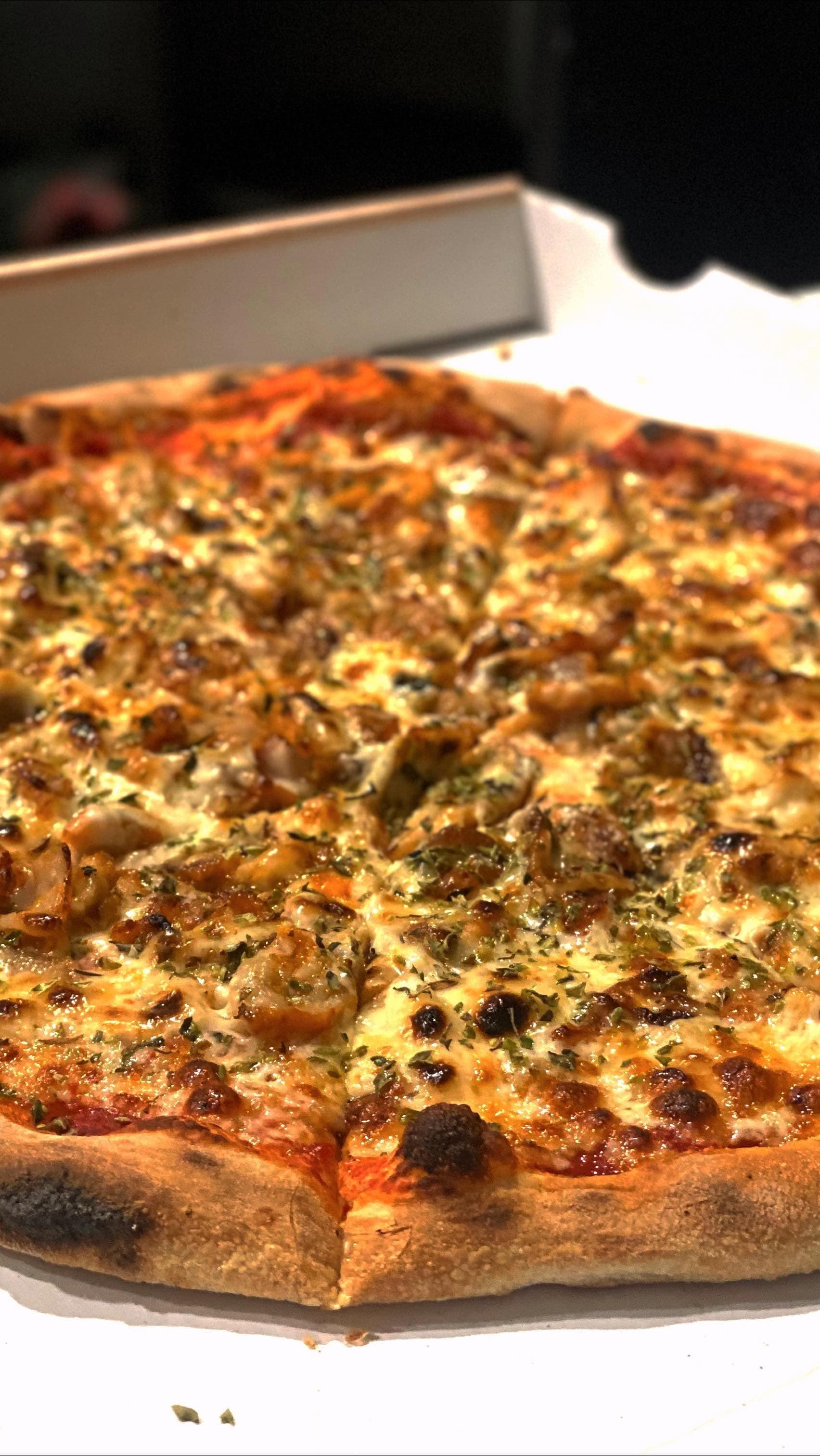 Pizza de Pizzería Óscar recién horneada